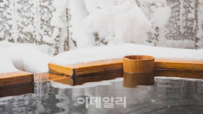 겨울 일본 야외 온천
