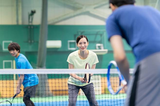 실내에서 테니스를 하고 있다. 건강장수에 가장 큰 효과를 내는 생활체육 운동으로는 테니스가 꼽힌다. 체력 등 여러 가지 여건이 맞는 젊은층은 특히 이 운동에 도전해볼만하다. 걷기보다 기대수명 연장효과가 뚜렷하게 더 높은 운동은 테니스, 배드민턴, 축구 등 세 가지다. 자전거타기, 수영, 조깅, 체조는 걷기와 비슷한 효과를 내는 것으로 추정된다. 사진=게티이미지뱅크