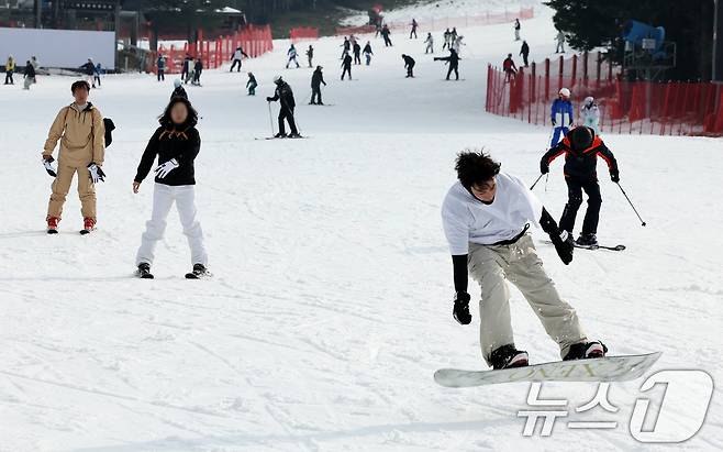 개장 후 첫 주말인 23일 강원 평창군 모나용평리조트 스키장을 방문한 시민들이 스키와 보드를 타며 겨울을 만끽하고 있다. 2025.11.23/뉴스1 ⓒ News1 이호윤 기자