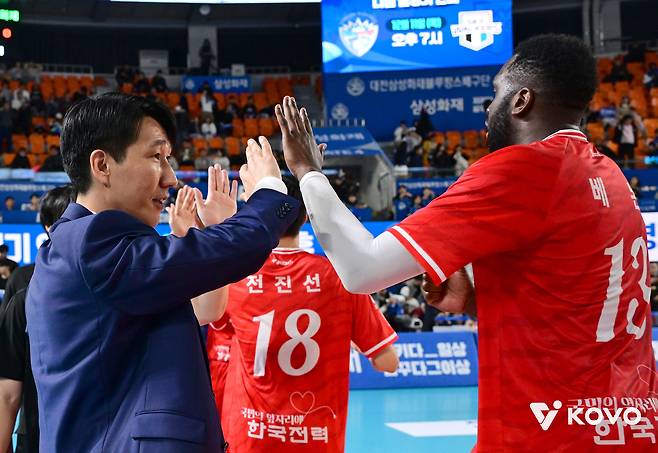 한국전력 권영민 감독과 베논. (KOVO 제공)