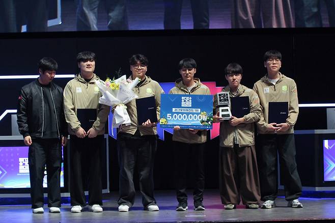 신구대 선수들이 3일 광주광역시 동구에 위치한 광주e스포츠 경기장에서 열린 2025 e스포츠 대학리그 전국결선 리그 오브 레전드(LoL) 종목 결승전 우승 후 포즈를 취하고 있다. 사진 | 한국e스포츠협회