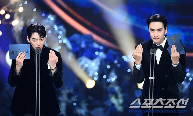 제46회 청룡영화상 감독상 시상자로 나온 김우빈과 이광수가 현장 분위기를 뜨겁게 달궜다. 허상욱 기자  wook@sportschosun.com