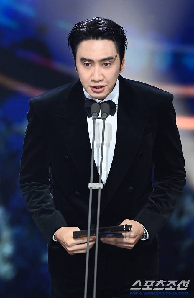 제46회 청룡영화상 시상식이 19일 여의도 KBS홀에서 열렸다. 시상자로 나온 이광수. 허상욱 기자  wook@sportschosun.com/2025.11.19/