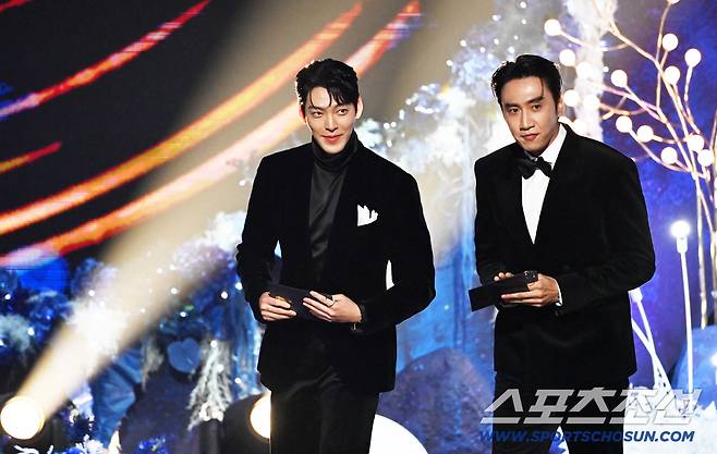 제46회 청룡영화상 시상식이 19일 여의도 KBS홀에서 열렸다. 시상자로 나온 김우빈, 이광수. 허상욱 기자  wook@sportschosun.com/2025.11.19/