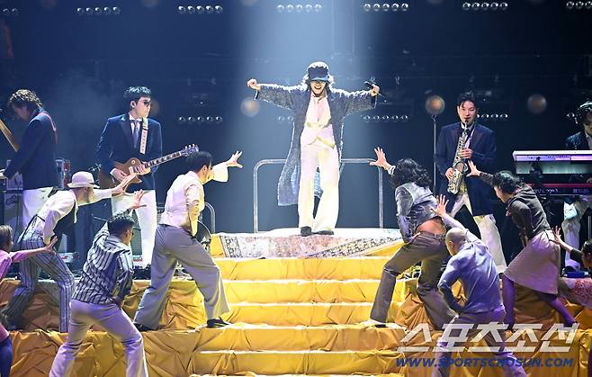 제46회 청룡영화상 시상식이 19일 여의도 KBS홀에서 열렸다. 이찬혁이 멋진 무대를 선보이고 있다. 허상욱 기자  wook@sportschosun.com/2025.11.19/