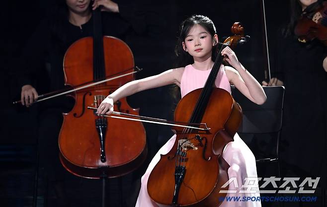 제46회 청룡영화상 시상식이 19일 여의도 KBS홀에서 열렸다. 최소율이 멋진 무대를 선보이고 있다. 허상욱 기자  wook@sportschosun.com/2025.11.19/