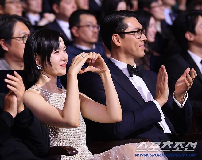 제46회 청룡영화상 시상식이 19일 여의도 KBS홀에서 열렸다. 손예진이 보이넥스트도어의 공연을 보며 하트를 만들어보이고 있다. 정재근 기자 cjg@sportschosun.com/2025.11.19/