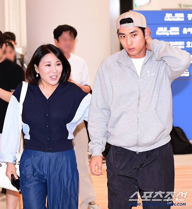 이정후가 9월 30일 오후 인천공항 제2터미널을 통해 귀국했다. 리코스포츠 이예랑 대표와 함께 입국장을 나서고 있는 이정후.

 인천공항=송정헌 기자songs@sportschosun.com/2025.09.30/