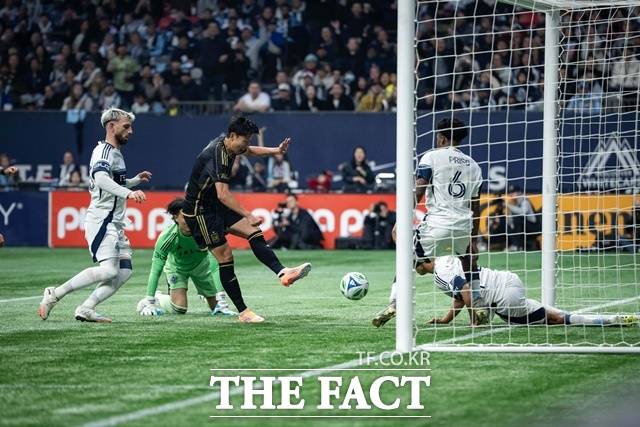 '집념의 세 번째 슛!' LAFC 손흥민이 23일 밴쿠버와 2025 MLS컵 PO 서부콘퍼런스 준결승전에서 후반 15분 세 차례 연속 슛으로 골문을 열고 있다./밴쿠버=AP.뉴시스