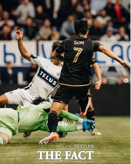 0-2로 끌려가던 후반 15분 집념의 슛을 날리고 있는 손흥민./LAFC