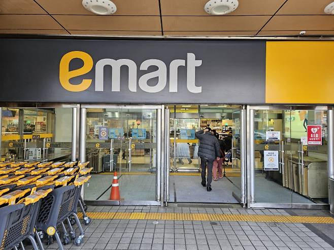 대형마트 휴무일, 이마트·롯데마트·홈플러스·코스트코 ‘어떤 할인?’ = 이마트·롯데마트·홈플러스·코스트코 등 대형마트가 이번 주는 각사별 특색있는 할인행사에 돌입한다. 특히 이마트는 3000원대 ‘치킨 한마리’ 할인행사와 함께 내달 1일까지 '난방·방한용품 기획전'을, 롯데마트는 '헬로 윈터 페스티벌' 행사를 , 홈플러스는 26일까지 '비타민 충전 위크'를 연다. ©bnt뉴스: 대형마트 휴무일? 이마트·롯데마트·홈플러스‧코스트코 등 마트 휴일, 쉬는날