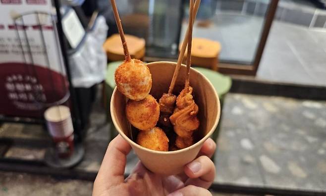 서울 마포구 연남동에서 파는 중국 간식 '마라꼬치'. /황채영 기자