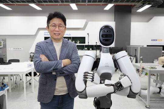이연백 위로보틱스 대표(왼쪽)와 휴머노이드로봇 '알렉스'. 박하늘 기자