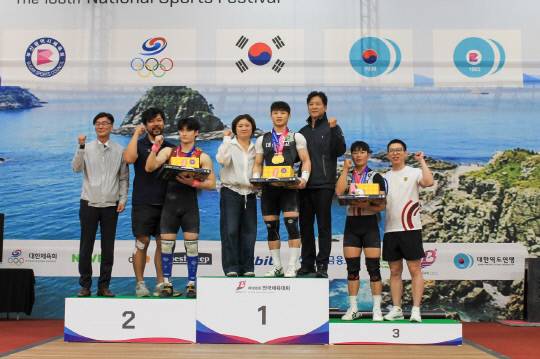 제106회 전국체육대회에서 인상·용상·합계 3관왕을 차지한 서성환(대전체육고3)이 금메달을 수상하고 기념사진을 찍고 있다.