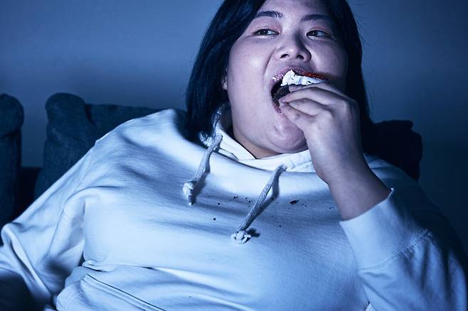 일본 전문가가 수면 부족이 호르몬 불균형과 혈당 상승을 일으켜 비만과 만성질환 위험을 높일 수 있다고 밝혔다. 그는 최소 6시간 이상의 수면과 고혈당 유발 식품 섭취 제한이 필요하다고 조언했다. 사진=게티이미지뱅크.