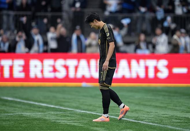 LA FC의 승부차기 1번 키커로 나와 실축한 뒤 고개를 숙인 손흥민. 밴쿠버=AP 뉴시스