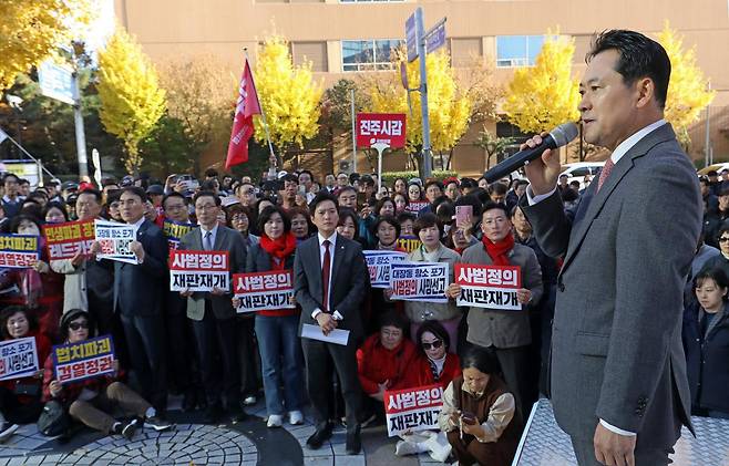(창원=뉴스1) 윤일지 기자 = 장동혁 국민의힘 대표가 23일 오후 경남 창원 성산구 한서빌딩 앞 광장에서 열린 ‘민생회복 법치수호 국민대회’에 참석해 발언하고 있다.  2025.11.23/뉴스1