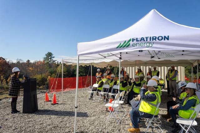 플랫아이언 임직원들이 미국 매사추세츠주 억스브리지 타운에 위치한 ESS시 설 착공식에 참석하고 있다. 플랫아이언 링크드인 캡쳐.