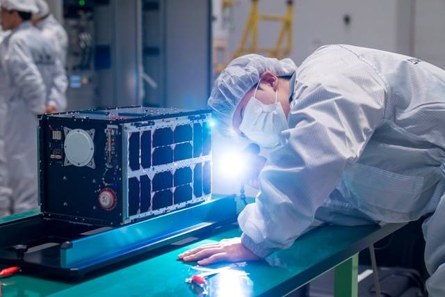 누리호 4차 발사에 탑재되는 우주탑재체 조립 모습. 항우연 제공.