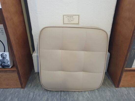 책장 하단에 있는 책을 편하게 볼 수 있도록 바퀴 달린 좌식 의자를 놓아두었다. 이서수 제공