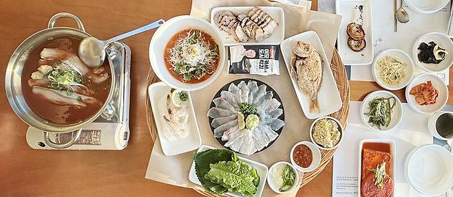 일명 ‘이모카세’ 김미령 한식 요리사가 제주에 연 \'바다술상\'의 음식들. 박미향 기자