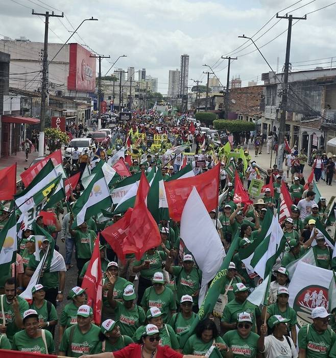 15일(현지시각) 브라질 벨렝에서 열린 ‘민중정상회의’ 거리 행진 참가자들. 주최 쪽은 이 행사에 5만명가량이 참가했다고 밝혔다. 벨렝/옥기원 기자 ok@hani.co.kr