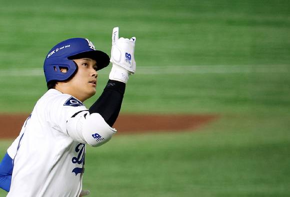 오타니 쇼헤이가 19일(현지시간) 일본 도쿄돔에서 열린 2025 도쿄 시리즈 로스앤젤레스 다저스와 시카고 컵스의 2025 MLB 정규 시즌 2차전 5회말 홈런을 치고 기뻐하고 있다. [사진=EPA/연합뉴스]