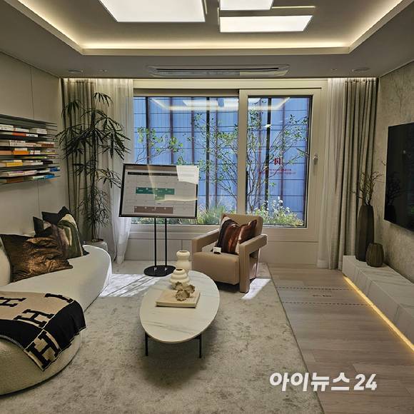 '의왕시청역 SK뷰 아이파크' 견본주택 내 전용 59㎡A 유니트의 거실 전경. 2025.11.21 [사진=이효정 기자 ]