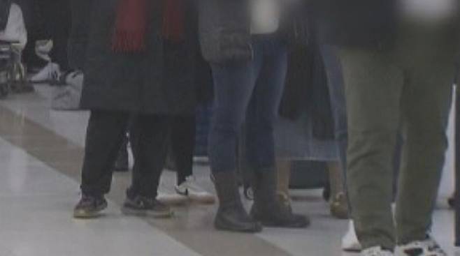출발 시간 임박한 승객들. 발끝까지 대기행렬은 이어졌다