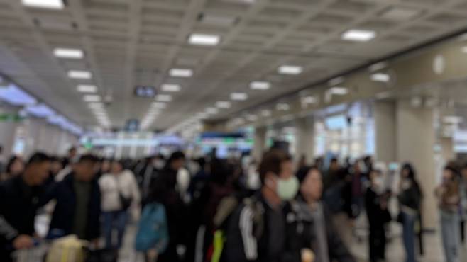 대기줄이 한 번도 끊기지 않던 출국장. 안내판까지 흐릿해질 정도였다.