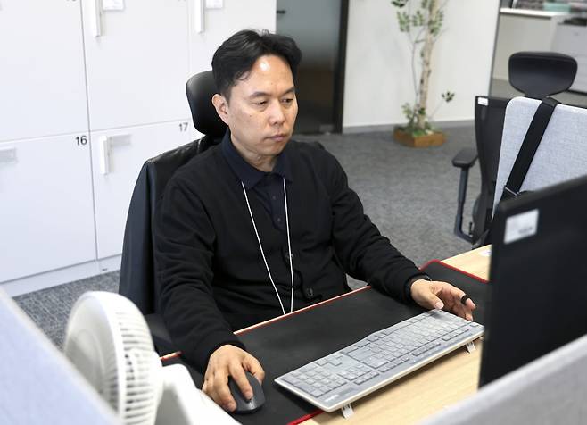 김동우 팀장이 프로젝트 진행 상황을 확인하고 있다. 윤현주 기자