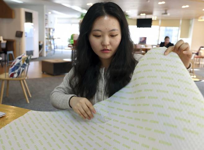 정원정 사원이 컴포스터블 패키징 솔루션 '에코비바' 에어캡을 만지고 있다. 윤현주 기자