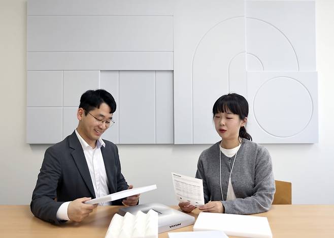 정태영(왼쪽) 사원과 김태리 사원이 프리미엄 흡음재 '빅썸' 마케팅 회의를 하고 있다. 윤현주 기자