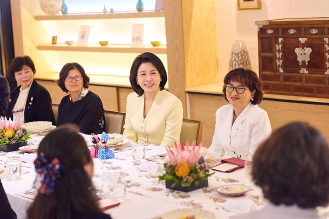 김혜경 여사가 22일(현지시간) 남아프리카공화국 요하네스버그의 한 식당에서 남아공 현지 한인 사회활동 기여 한인 여성들과 오찬 간담회를 하고 있다. 연합뉴스