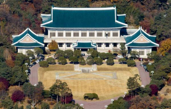 대통령 집무실이 연내 청와대로 복귀할 예정인 가운데 18일 서울 종로구 청와대 본관 앞에 차량이 줄지어 있다. 연합뉴스