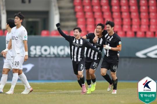 후반 상대 자책골로 2-1 역전한 뒤 기뻐하는 성남 선수들. 사진[연합뉴스]
