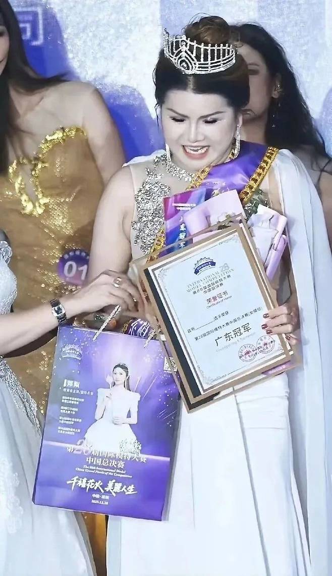 지난 16일 선전 '제28회 국제모델대회 중국 총결선'에서 논란이 된 수상자의 모습. /사진=펑파이신문 캡처