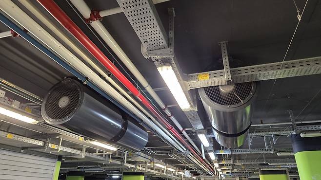 람밤병원 천장에 설치된 대형 공조시스템. 각종 배관, 그리드 등을 설치해 모니터링기구 연결이나 가림막 등을 설치할 수 있게 했다. [(하이파) 천예선 기자]