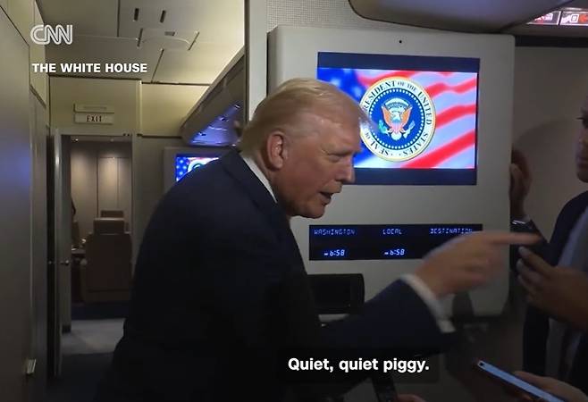 도널드 트럼프 미국 대통령이 지난 14일 플로리다 마러라고로 향하는 전용기에서 엡스타인 문건에 관해 질문하는 기자에게 “조용히 해, 돼지야”라며 분노하고 있다. [CNN 방송 캡처]