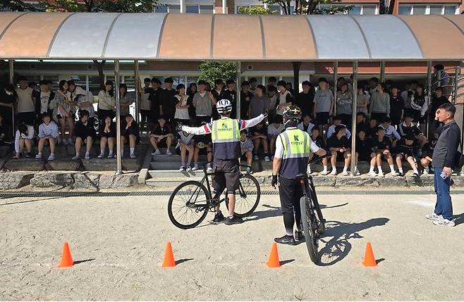[원주=뉴시스] 일반·픽시 자전거 정지거리 실습교육. (사진=한국도로교통공단 제공) 2025.09.15. photo@newsis.com *재판매 및 DB 금지