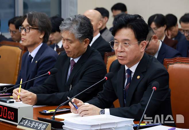 [서울=뉴시스] 고승민 기자 = 김영훈 고용노동부 장관이 지난 17일 서울 여의도 국회에서 열린 기후에너지환경노동위원회 전체회의에서 의원 질의에 답하고 있다. 2025.11.17. kkssmm99@newsis.com