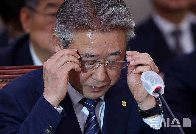 [서울=뉴시스] 김명년 기자 = 사진은 강호동 농협중앙회장이 지난달 24일 오전 서울 여의도 국회 농림축산식품해양수산위원회에서 열린 농협중앙회-한국마사회 등에 대한 국정감사에서 안경을 만지고 있는 모습. 2025.10.24. kmn@newsis.com