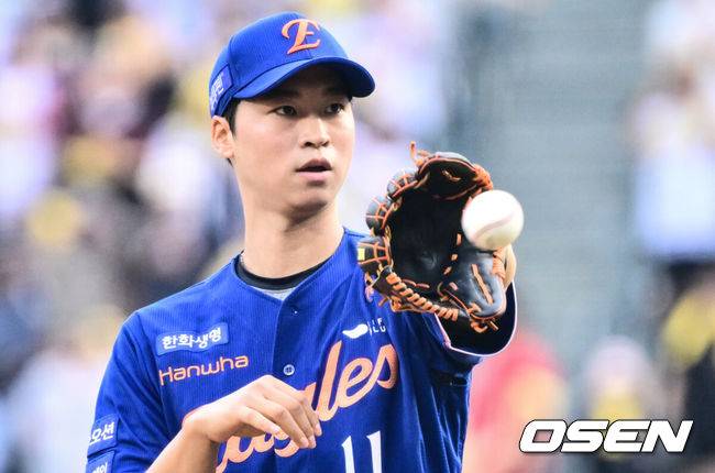 [OSEN=잠실, 조은정 기자]9일 오후 서울 잠실구장에서 ‘2025 신한 SOL Bank KBO리그’ LG 트윈스와 한화 이글스의 경기가 열렸다.LG는 치리노스, 한화는 엄상백을 선발로 내세웠다.한화 엄상백이 공을 건네받고 있다. 2025.08.09 /cej@osen.co.kr