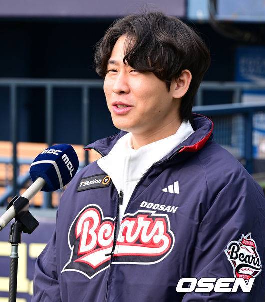 [OSEN=잠실, 지형준 기자] 프로야구 두산 베어스가 23일 오후 서울 잠실야구장에서 ‘2025 곰들의 모임’을 개최했다.곰들의 모임은 한 시즌 동안 변함없는 응원을 보내준 최강 10번타자 팬들에게 감사의 마음을 전하기 위해 마련된 팬 페스티벌이다.4년 최대 80억 원 초대형 FA 계약을 통해 두산으로 이적한 박찬호가 행사에 앞서 방송 인터뷰를 하고 있다. 2025.11.23 /jpnews@osen.co.kr