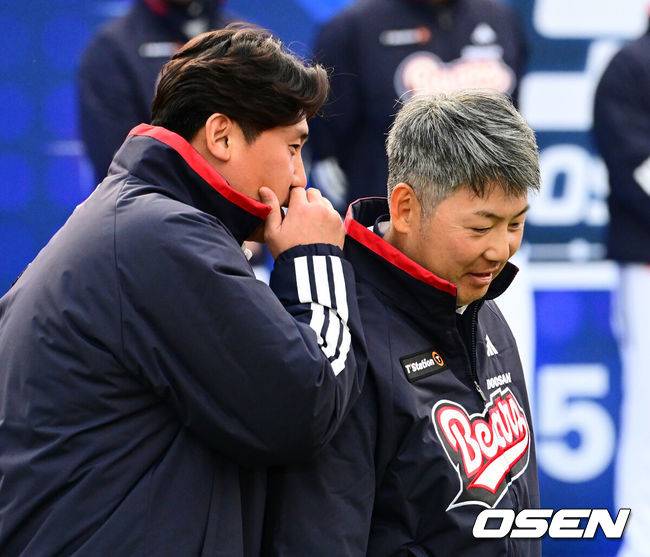 [OSEN=잠실, 지형준 기자] 프로야구 두산 베어스가 23일 오후 서울 잠실야구장에서 ‘2025&nbsp;곰들의 모임’을 개최했다.곰들의 모임은 한 시즌 동안 변함없는 응원을 보내준 최강&nbsp;10번타자 팬들에게 감사의 마음을 전하기 위해 마련된 팬 페스티벌이다.김원형 감독과 이용찬이 이야기를 나누고 있다. 2025.11.23 /jpnews@osen.co.kr