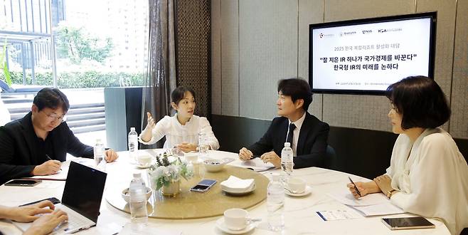 지난달 31일 싱가포르 오키드호텔에서 열린 '국가관광전략으로서의 IR, 경제지도를 바꾸다' 대담. 왼쪽부터 한국카지노업관광협회 이정행 부장, 싱가포르국립대 부동산학과 이관옥 교수, 경희대 호텔관광학장 서원석 교수, 한국관광공사 안효원 싱가포르 지사장. 세계일보 자료사진