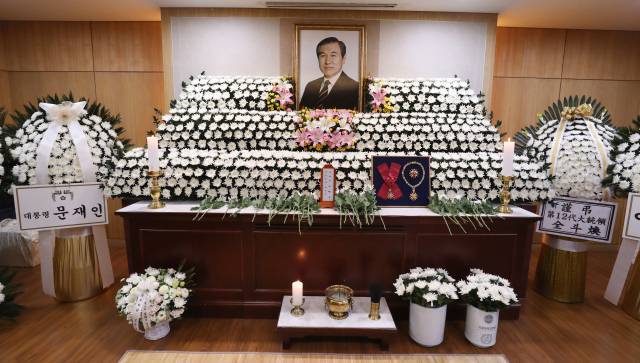 2021년 10월 27일 서울대병원 장례식장에 마련된 고 노태우 전 대통령의 빈소. 왼쪽엔 문재인 대통령의 근조화환이 오른쪽에는 12대 대통령을 지낸 전두환씨의 근조화환이 놓여 있다. 뉴스1