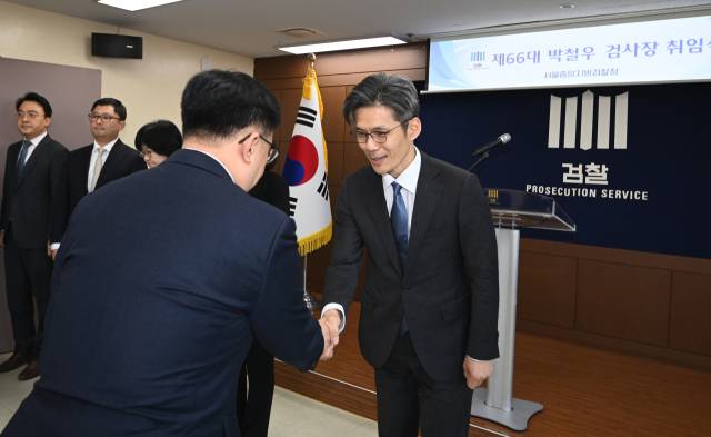 박철우 신임 서울중앙지검장이 21일 서울 서초구 서울중앙지방검찰청에서 열린 제66대 서울중앙지방검찰청 검사장 취임식에서 직원들과 인사하고 있다. 연합뉴스