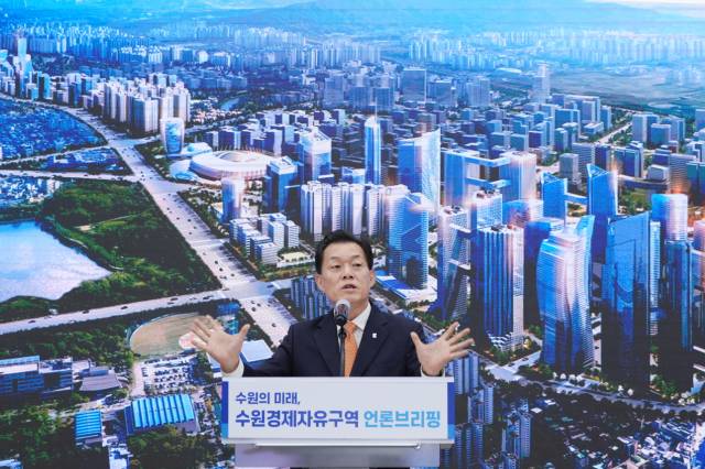 이재준 수원특례시장이 6월 수원 경제자유구역 언론브리핑을 열고 지정을 위해 노력하겠다고 설명하고 있다. 사진 제공 = 수원시