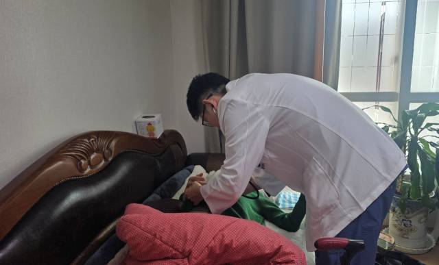 기승국(오른쪽) 홈닥터예방의학과의원 원장이 거동이 불편해져 병원 방문이 어려운 어르신의 집을 찾아 진료하고 있다. 안경진 기자